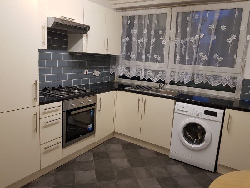 Photo 5: Kitchen