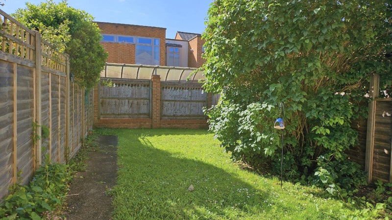 Photo 4: Garden