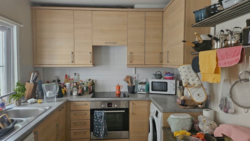 Photo 6: Kitchen