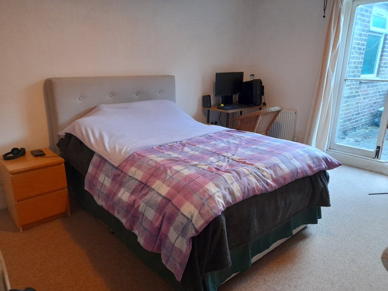 Photo 2: Gaerden room available 15th April