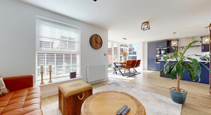 Photo 6: Kitchen family dining area