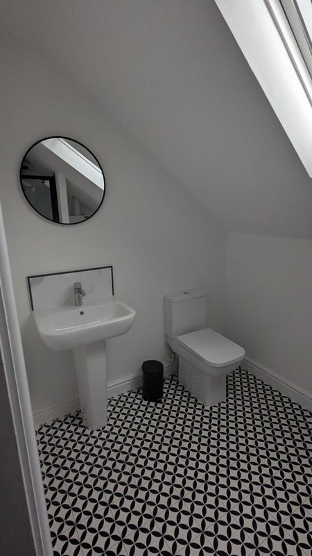 Photo 5: Private en-suite for ultimate comfort
