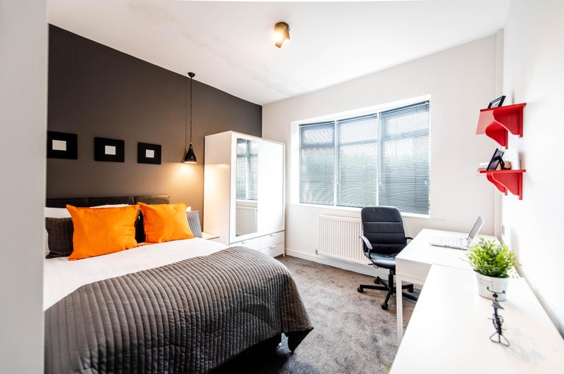 Photo 1: Room 1 Double En Suite 