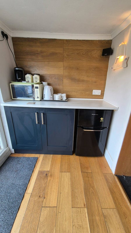 Photo 3: Kitchenette