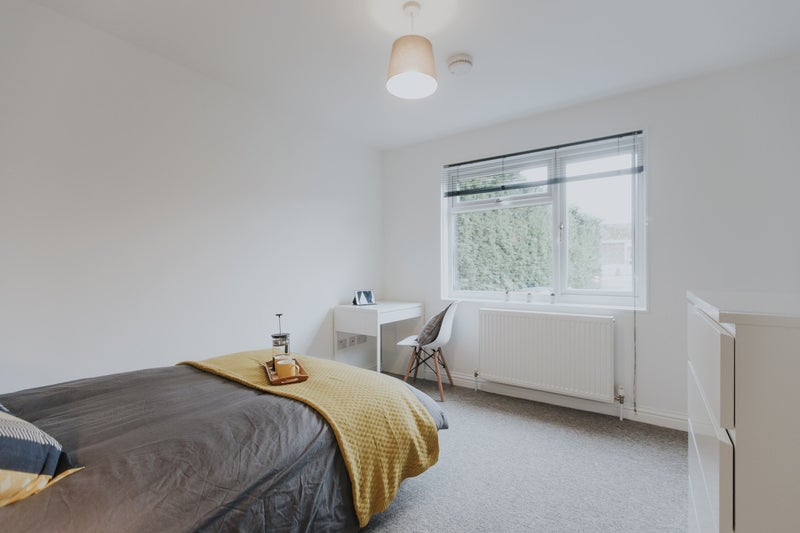 Photo 1: Bright spacious room