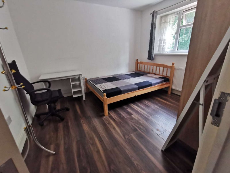 Photo 1: 165 per week