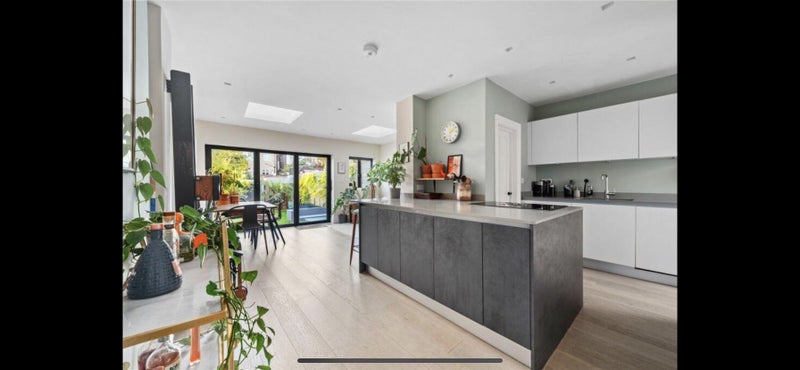 Photo 2: Kitchen 