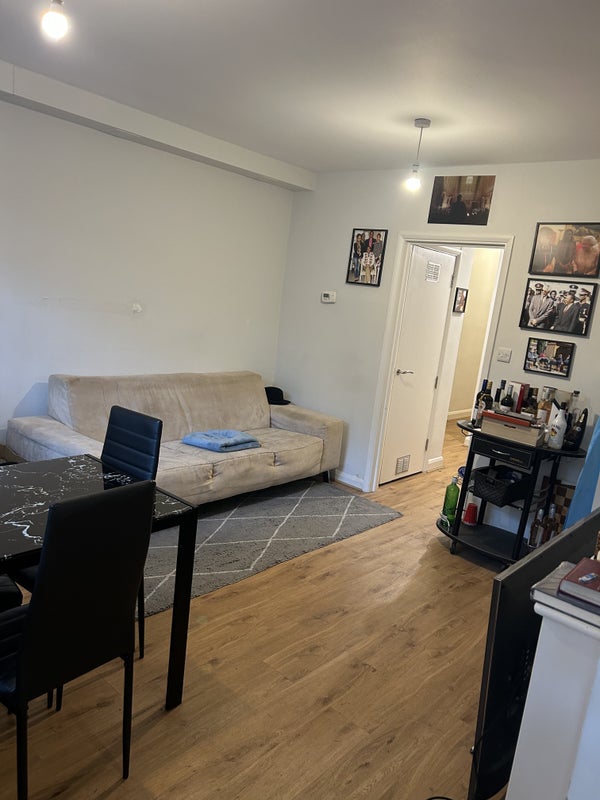 Photo 1: Living room 