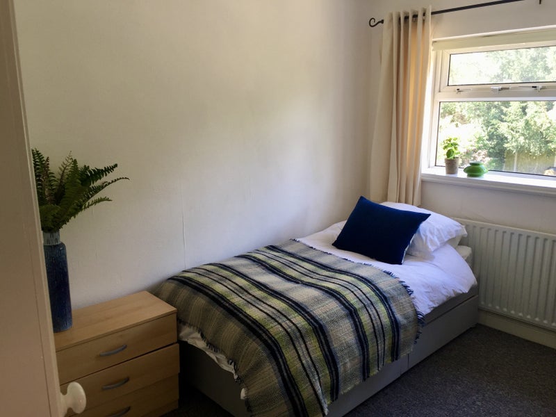 Photo 2: Large bright double room overlooking the garden 