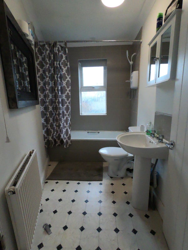 Photo 1: Main bathroom