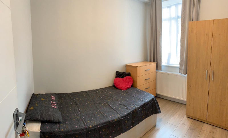 Photo 2: Single £134 per week including bills professional cleaning every two weeks and free wifi
