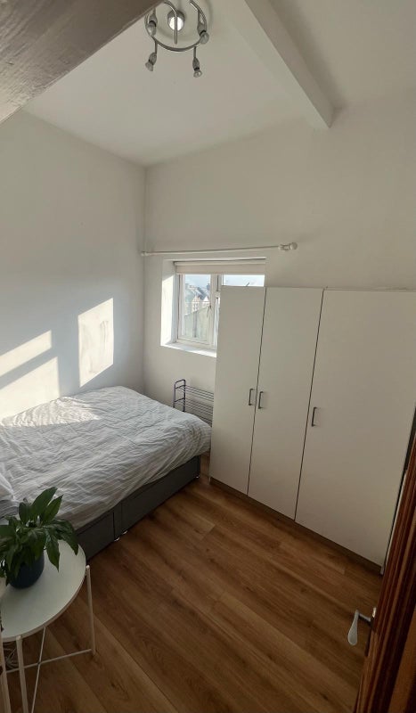 Photo 1: available room :)