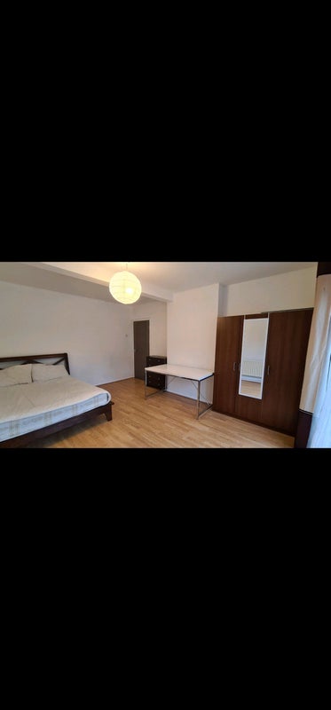Photo 4: Room 1