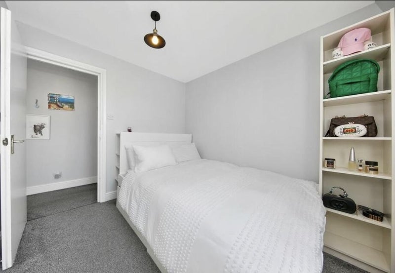 Photo 1: Room to rent