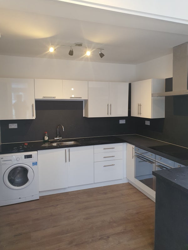 Photo 3: Kitchen
