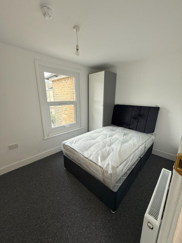 Photo 4: Bedroom