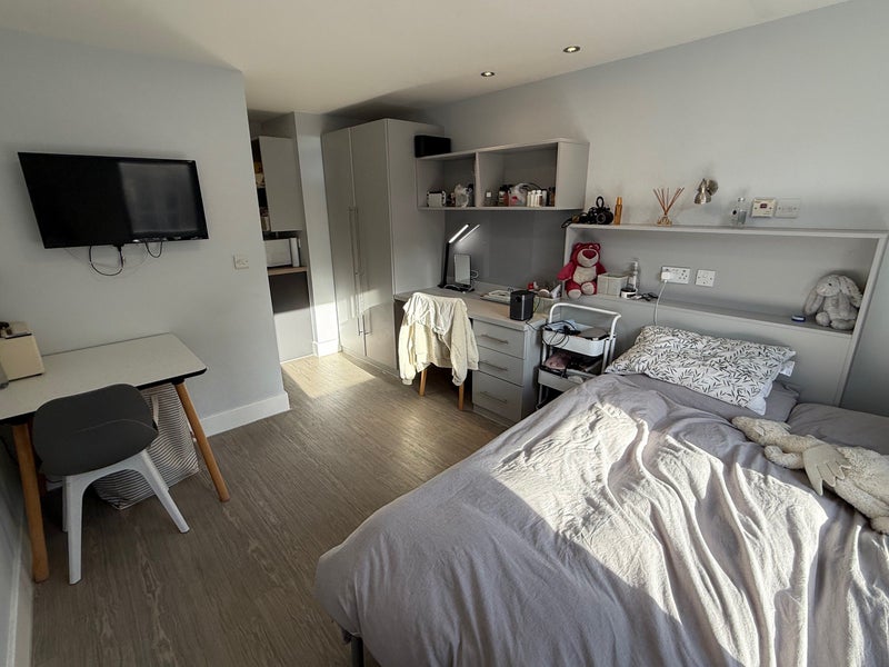 'Spacious Modern Studio - Β£260 per week ' Room to Rent from SpareRoom