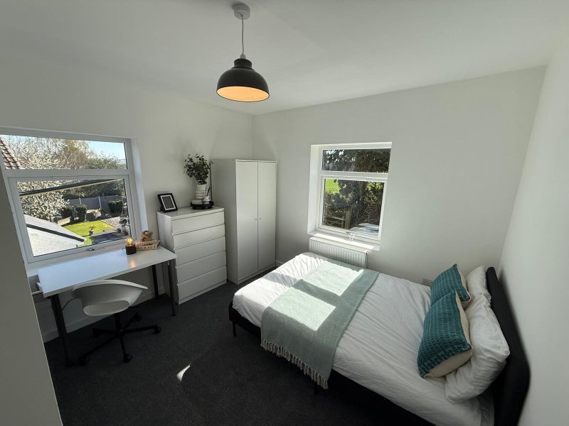 Photo 1: Bedroom 5