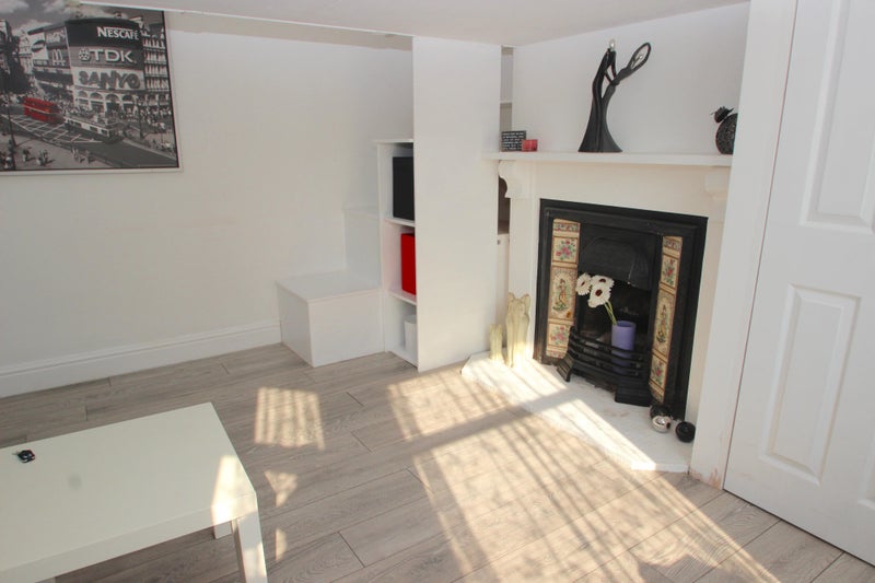 Photo 10: Room 1