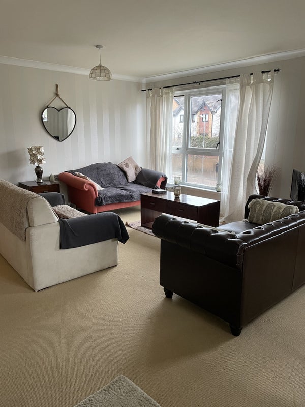 Photo 1: Lounge area