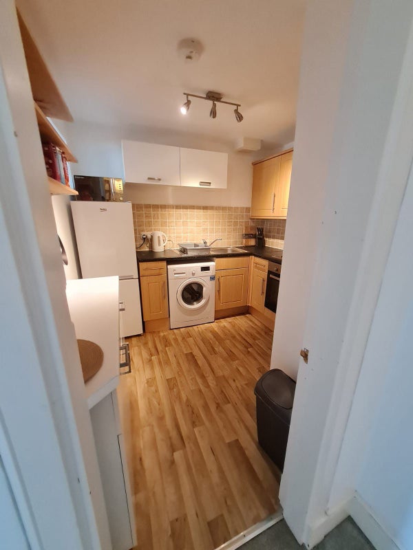Photo 5: Kitchen