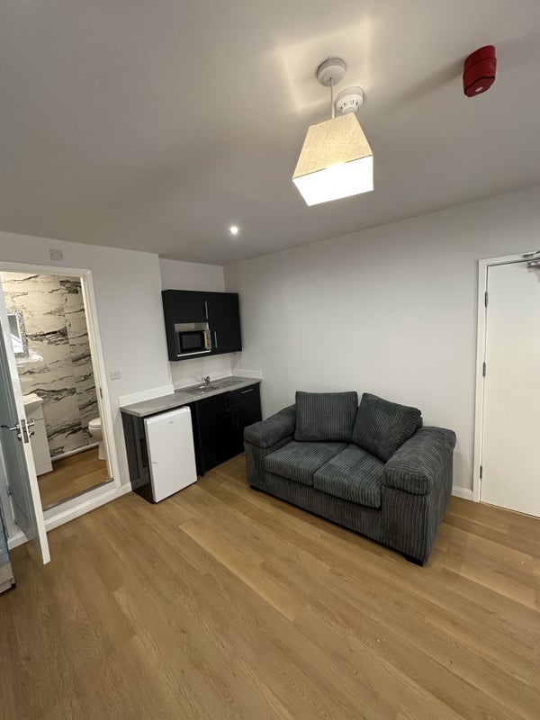 Photo 3: Room 1