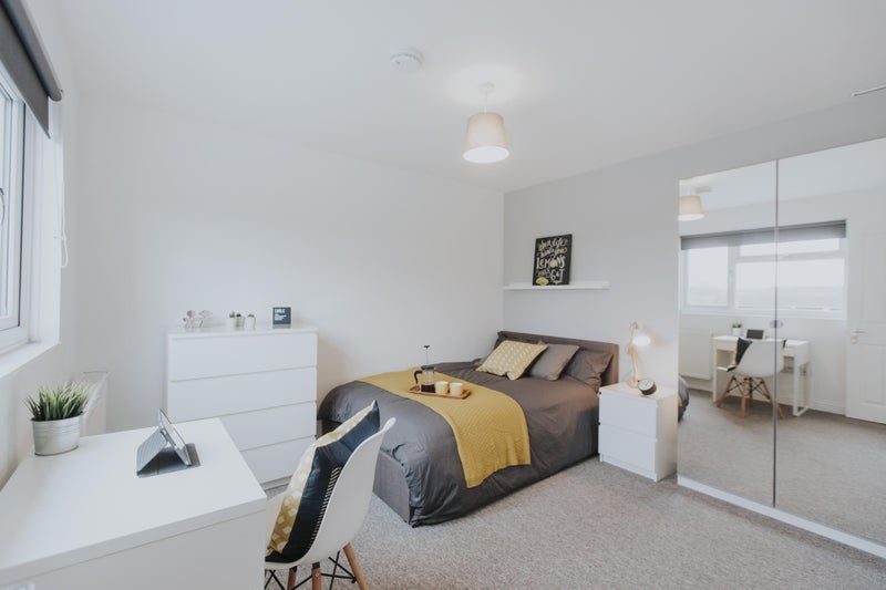 Photo 1: Bright spacious room