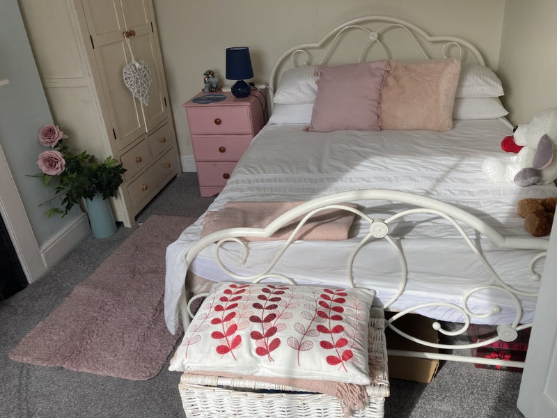 Photo 1: Bedroom