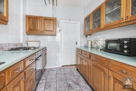 Photo 7: Kitchen