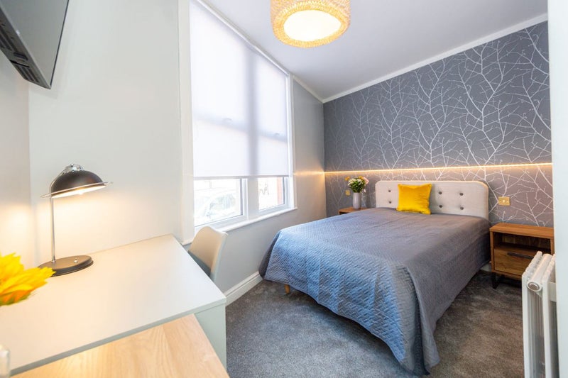 Photo 1: Room 1 - available