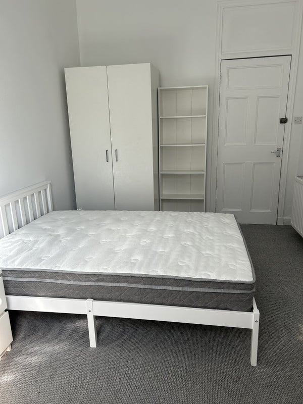 Photo 1: Bedroom