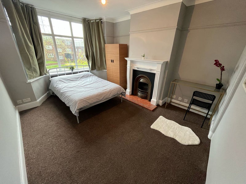 Photo 1: Room 1- £820 Available Now