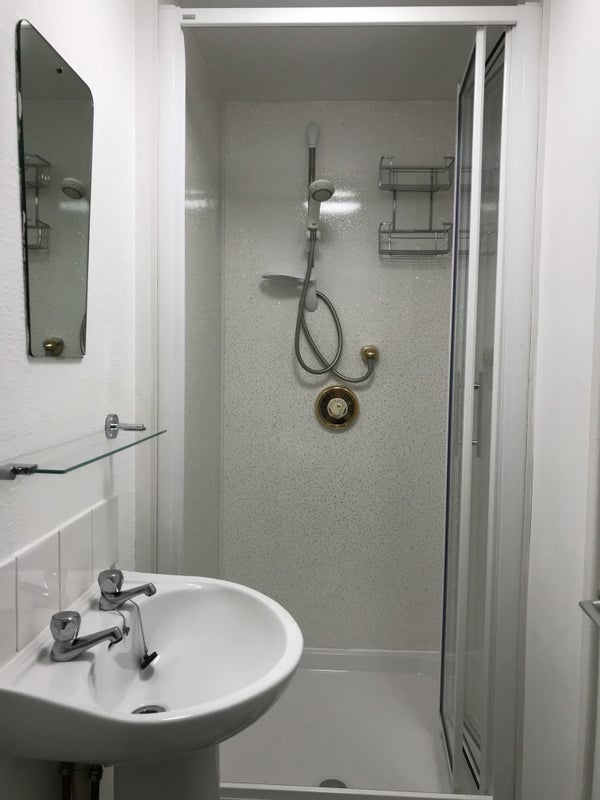 Photo 6: Room H En-Suite