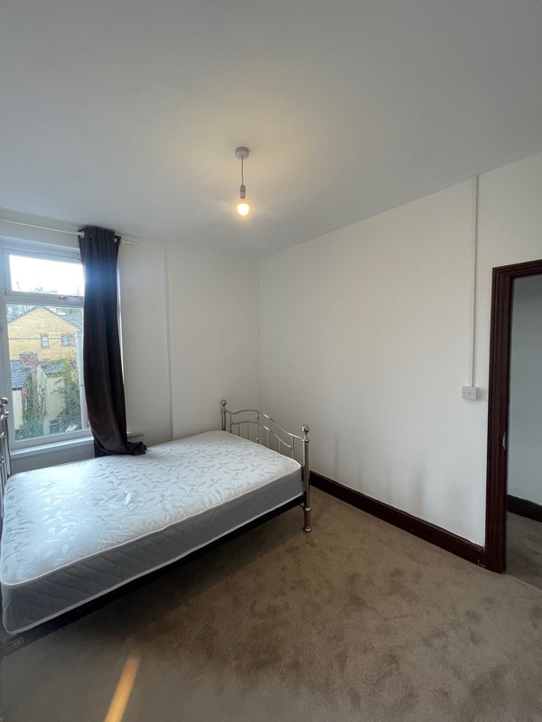 Photo 1: Double bedroom