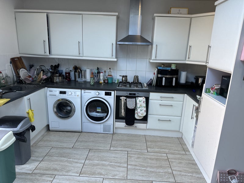 Photo 7: Kitchen