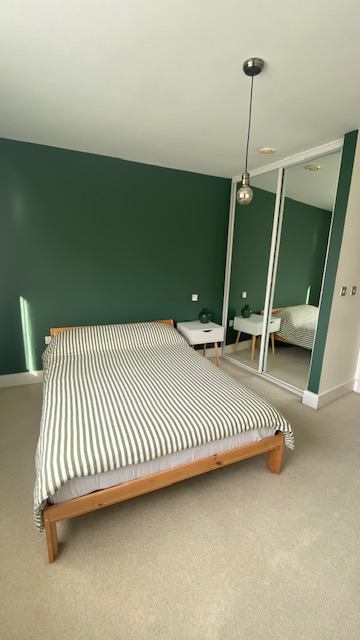 Photo 1: Spacious double en-suite room