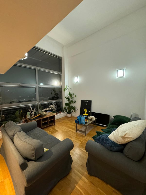 Photo 1: Living room 