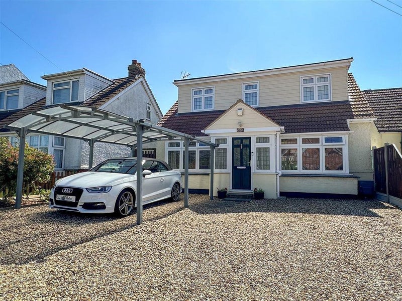 Photo 1: FRONT OF HOUSE/DRIVEWAY