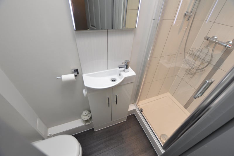 Photo 5: En-suite bathroom 