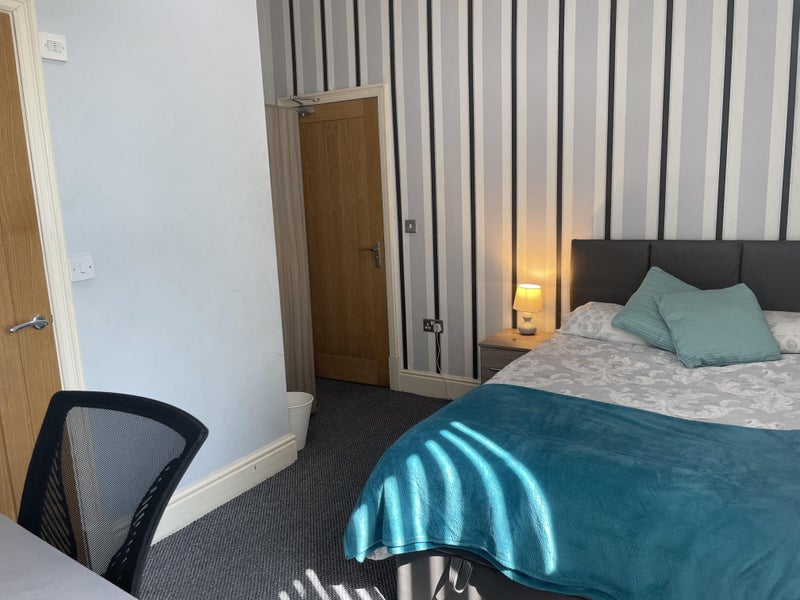 Photo 1: Executive Double En Suite 