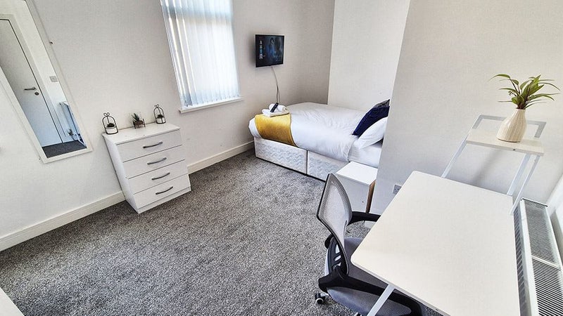 Photo 1: Room 4