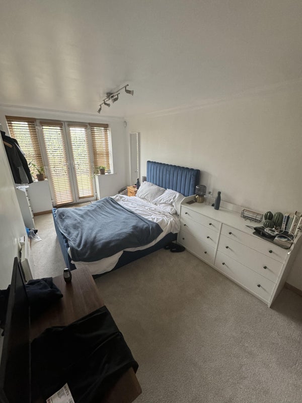 Photo 1: Large double bedroom