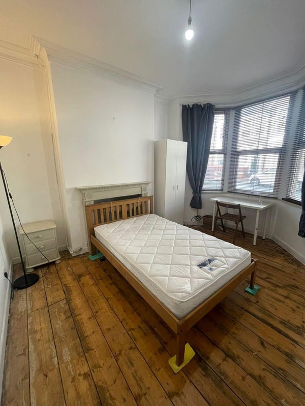 Photo 1: Bedroom 1