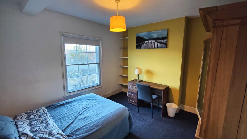 Photo 1: Room (1)