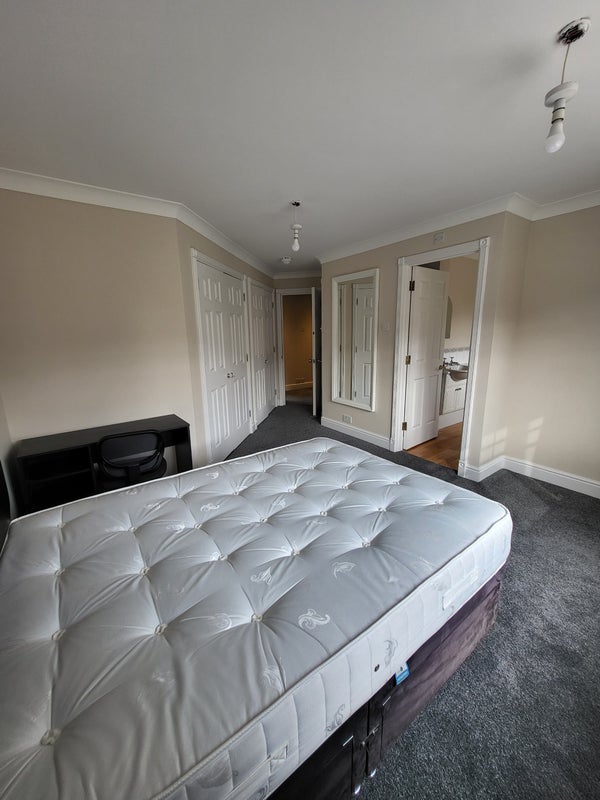 Photo 1: Extra Large Double Bedroom with Ensuite Bathroom 