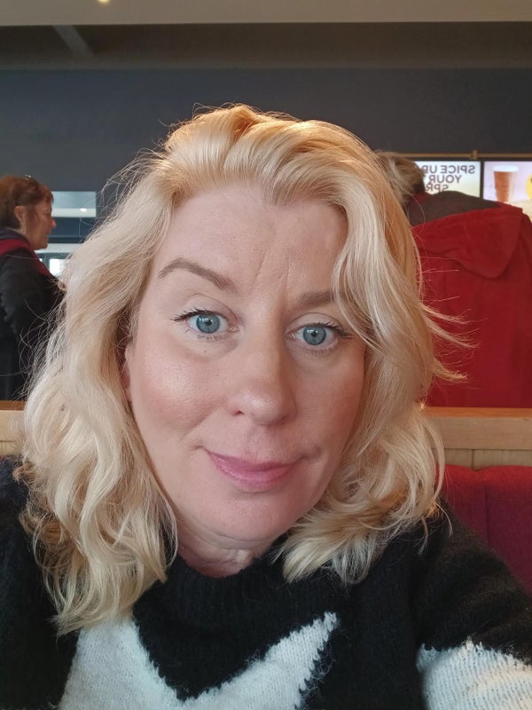 Photo 1: Professional mature lady looking for a flat/house share