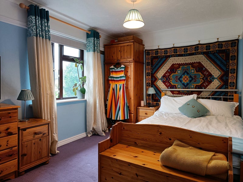 Photo 1: Double bedroom