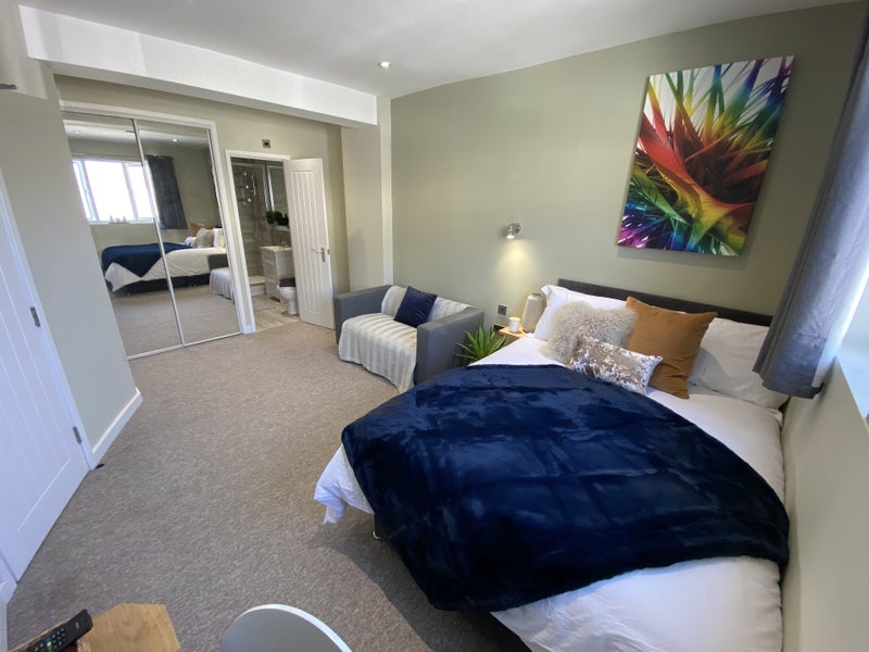 Photo 1: Very large double bedroom with en-suite available soon