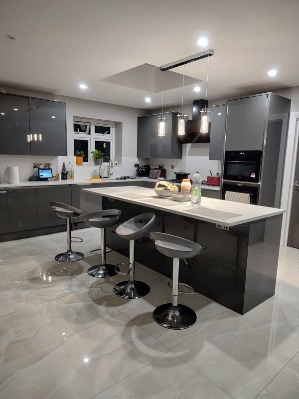 Photo 1: Viewing highly recommended. Contact today for more details or to arrange a viewing!