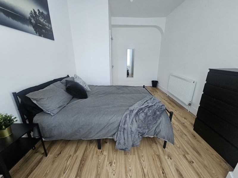 Photo 1: Room 1
